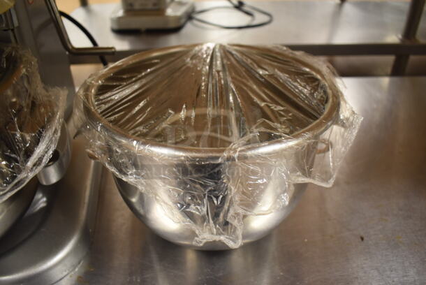 Vollrath MIX1007 Metal Commercial Countertop 7 Quart Planetary Dough Mixer w/ 2 Metal Mixing Bowl, Poly Bowl Guard, 2 Paddle, 2 Whisk and 2 Dough Hook Attachments. 110 Volts, 1 Phase. 12x17x19. Tested and Working! (Pastry Kitchen) - Image 5 of 7