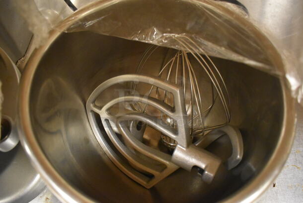 Vollrath MIX1007 Metal Commercial Countertop 7 Quart Planetary Dough Mixer w/ 2 Metal Mixing Bowl, Poly Bowl Guard, 2 Paddle, 2 Whisk and 2 Dough Hook Attachments. 110 Volts, 1 Phase. 12x17x19. Tested and Working! (Pastry Kitchen) - Image 6 of 7