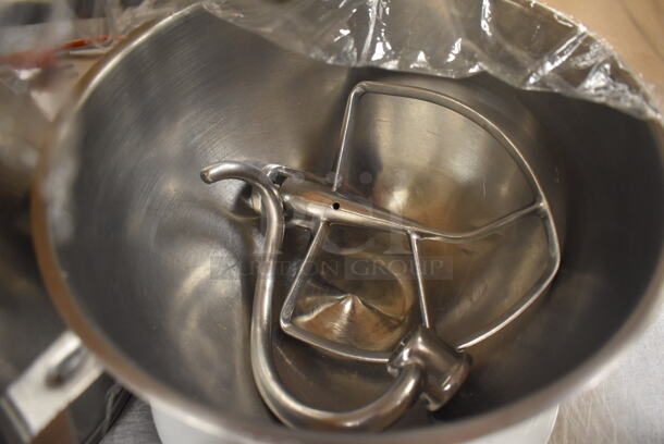 KitchenAid KSM8990WH Metal Commercial Countertop 8 Quart Planetary Dough Mixer w/ 2 Metal Mixing Bowls, Paddle and Dough Hook Attachments. 120 Volts, 1 Phase. 11x14x16. Tested and Working! (Pastry Kitchen) - Image 5 of 9