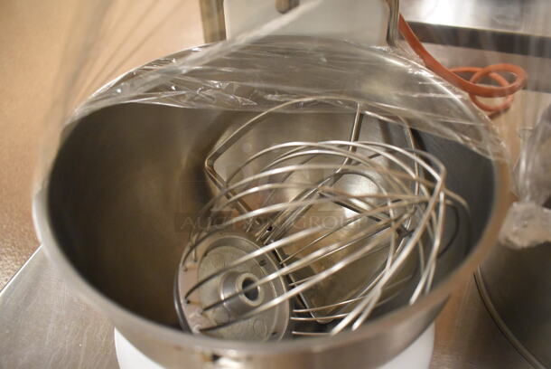 KitchenAid KSM8990WH Metal Commercial Countertop 8 Quart Planetary Dough Mixer w/ 2 Metal Mixing Bowls, Paddle and Whisk Attachments. 120 Volts, 1 Phase. 11x14x16. Tested and Working! (Pastry Kitchen) - Image 3 of 7