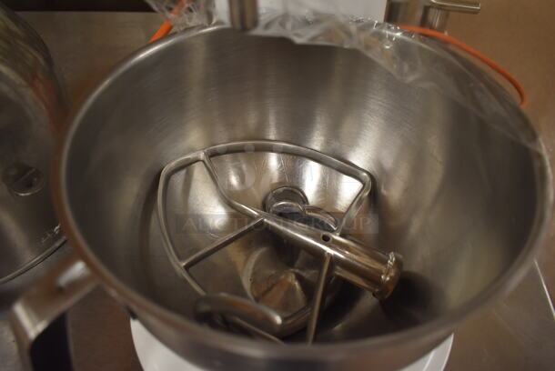 KitchenAid KSM8990WH Metal Commercial Countertop 8 Quart Planetary Dough Mixer w/ 2 Metal Mixing Bowls, Paddle and Dough Hook Attachments. 120 Volts, 1 Phase. 11x14x16. Tested and Working! (Pastry Kitchen) - Image 5 of 9