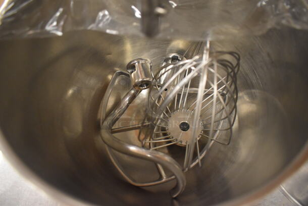 KitchenAid KSM8990WH Metal Commercial Countertop 8 Quart Planetary Dough Mixer w/ 2 Metal Mixing Bowls, Paddle, Whisk and 3 Dough Hook Attachments. 120 Volts, 1 Phase. 11x14x16. Tested and Working! (Pastry Kitchen) - Image 5 of 7