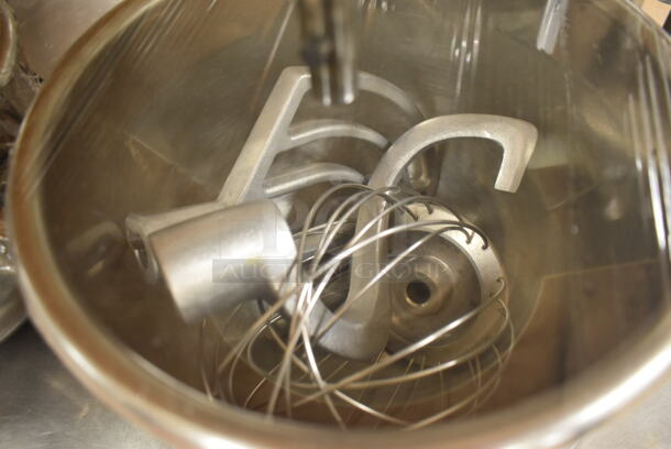 Vollrath MIX1007 Metal Commercial Countertop 7 Quart Planetary Dough Mixer w/ 2 Metal Mixing Bowl, Poly Bowl Guard, 2 Paddle, 2 Whisk and 2 Dough Hook Attachments. 110 Volts, 1 Phase. 12x17x19. Tested and Working! (Pastry Kitchen) - Image 5 of 6