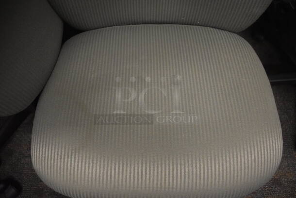 13 Various Office Chairs on Casters. Includes 21x20x36. 13 Times Your Bid! (Classroom 5-8) - Image 3 of 4
