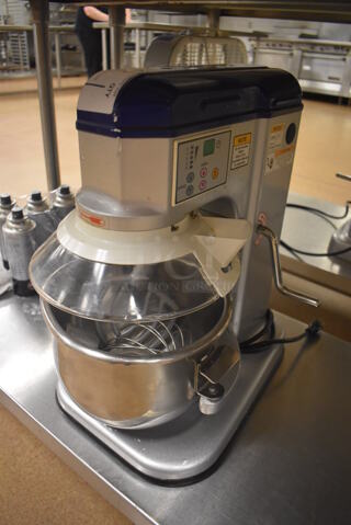 Vollrath MIX1007 Metal Commercial Countertop 7 Quart Planetary Dough Mixer w/ Metal Mixing Bowl, Poly Bowl Guard, Paddle, Whisk and Dough Hook Attachments. 110 Volts, 1 Phase. 12x17x19. Tested and Working! (Education Kitchen 2)