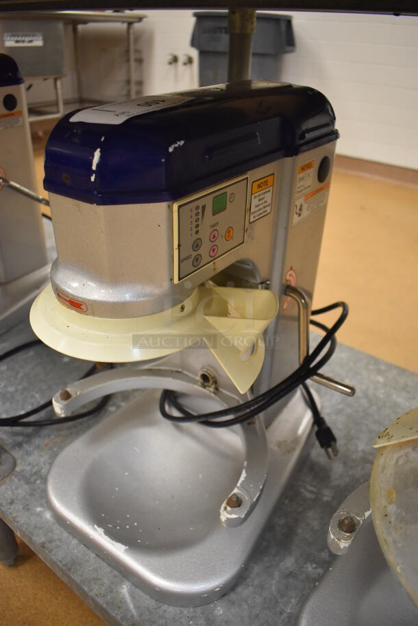Vollrath MIX1007 Metal Commercial Countertop 7 Quart Planetary Dough Mixer. 110 Volts, 1 Phase. 12x17x19. Tested and Working! (Education Kitchen)