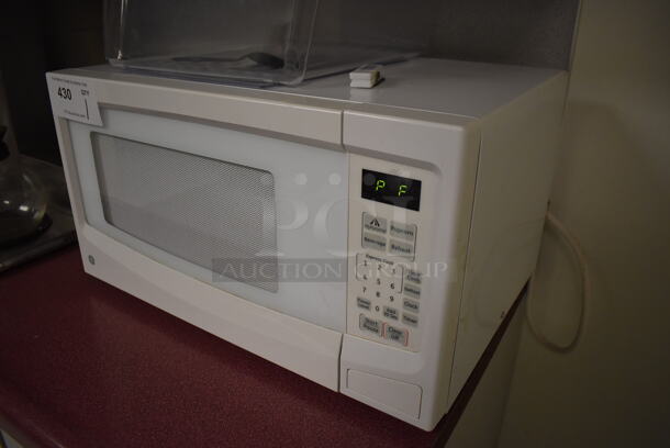 General Electric Countertop Microwave Oven w/ Plate. 21x14.5x12. Tested and Working! (Faculty Area) - Image 2 of 4