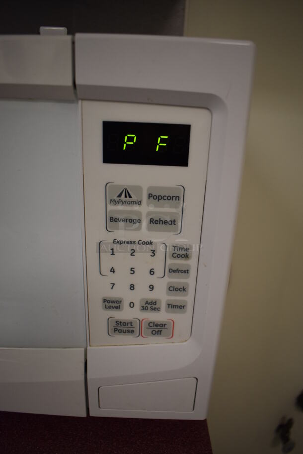 General Electric Countertop Microwave Oven w/ Plate. 21x14.5x12. Tested and Working! (Faculty Area) - Image 3 of 4