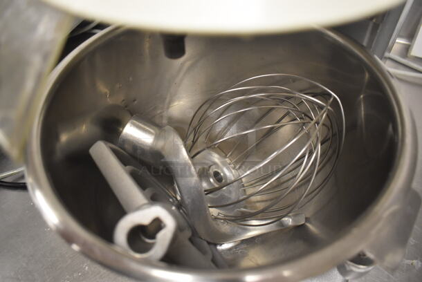 Vollrath MIX1007 Metal Commercial Countertop 7 Quart Planetary Dough Mixer w/ Metal Mixing Bowl, Poly Bowl Guard, Paddle, Whisk and Dough Hook Attachments. 110 Volts, 1 Phase. 12x17x19. Tested and Working! (Restaurant Kitchen) - Image 4 of 5
