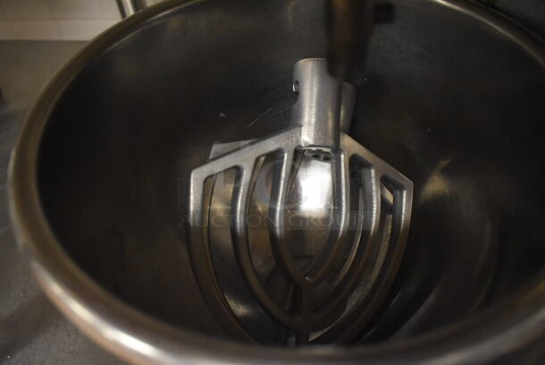 Vollrath MIX1007 Metal Commercial Countertop 7 Quart Planetary Dough Mixer w/ Metal Mixing Bowl, Poly Bowl Guard and 2 Paddle Attachments. 110 Volts, 1 Phase. 12x17x19. Tested and Working! (Restaurant Kitchen) - Image 4 of 6