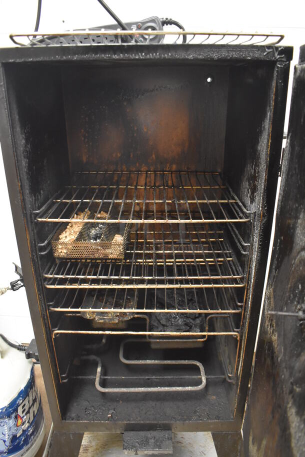 Masterbuilt Sportsman Elite Metal Single Door Propane Gas Powered Smoker. BUYER MUST REMOVE. 21x19x40.5. Tested and Working! (Restaurant Kitchen) - Image 5 of 7
