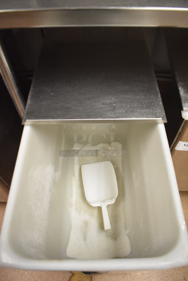 Win-holt Stainless Steel Commercial Ingredient Bin w/ Lid on Commercial Casters. 15.5x27.5x27.5. (Restaurant Kitchen) - Image 4 of 4