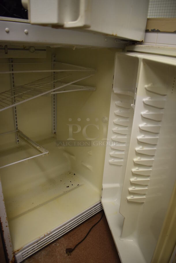 Kenmore 363.60942000 Metal Cooler Freezer Combo Unit. 115 Volts, 1 Phase. 29.5x32x64.5. Tested and Working! (Restaurant Kitchen) - Image 4 of 5