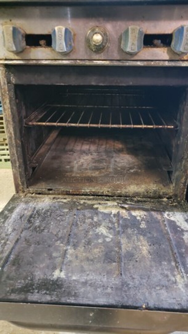 Royal 4 Burner Natural Gas Range. Sold as is - Image 3 of 4