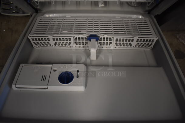 BRAND NEW SCRATCH AND DENT! Whirlpool WDF520PADM0 Stainless Steel Undercounter Dishwasher. 24x25x34 - Image 5 of 6