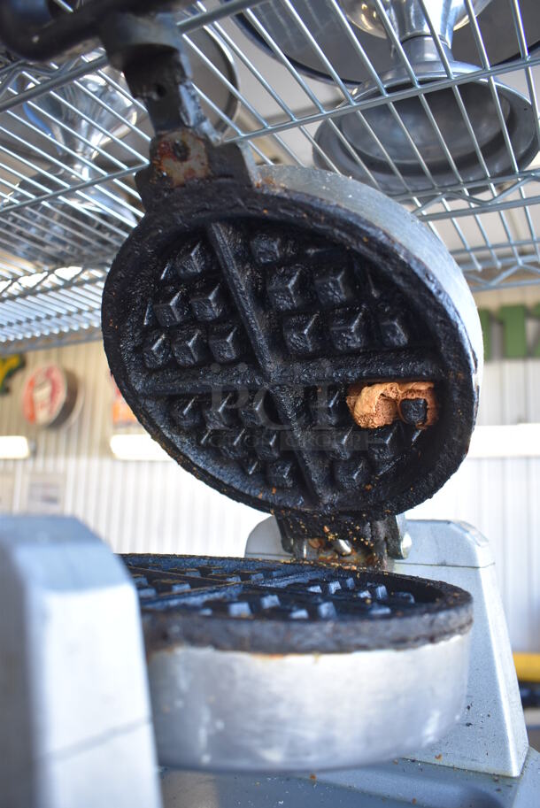 Waring WW180 Stainless Steel Commercial Countertop Waffle Maker. 120 Volts, 1 Phase. 10x18x9. Tested and Working! - Image 5 of 5