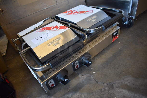 BRAND NEW SCRATCH AND DENT! Vollrath Cayenne 40795 Stainless Steel Commercial Countertop Electric Powered Dual Panini Press. 208/240 Volts. 22.5x14.5x8. Tested and Working! - Image 3 of 8