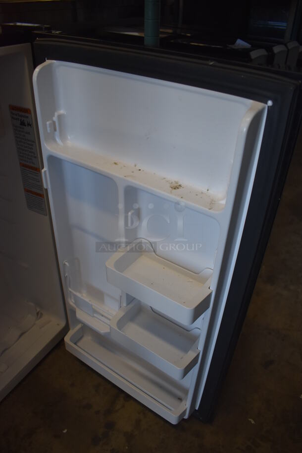 Haier HC33SW20RB Metal Mini Cooler. 115 Volts, 1 Phase. 18.5x17.5x33.5. Tested and Working! - Image 5 of 6