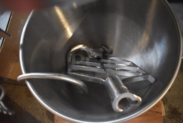 BRAND NEW SCRATCH AND DENT! Galaxy 177GMIX30 Metal Commercial Floor Style 30 Quart Planetary Dough Mixer w/ Stainless Steel Mixing Bowl, Bowl Guard, Dough Hook and Paddle Attachments. Unit Has Broken Backside Panel and Fan. 110 Volts, 1 Phase. 23x27x45. Tested and Working! - Image 9 of 11