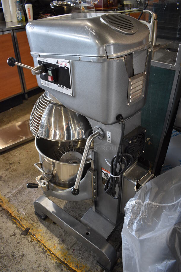 BRAND NEW SCRATCH AND DENT! Avantco MX40 Metal Commercial Floor Style 40 Quart Planetary Dough Mixer w/ Stainless Steel Mixing Bowl, Bowl Guard, Dough Hook, Whisk and Paddle Attachments. 240 Volts, 1 Phase. Tested and Working! - Image 3 of 10