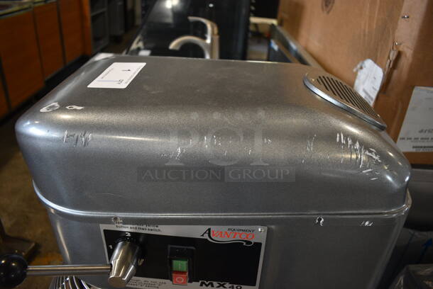 BRAND NEW SCRATCH AND DENT! Avantco MX40 Metal Commercial Floor Style 40 Quart Planetary Dough Mixer w/ Stainless Steel Mixing Bowl, Bowl Guard, Dough Hook, Whisk and Paddle Attachments. 240 Volts, 1 Phase. Tested and Working! - Image 7 of 10