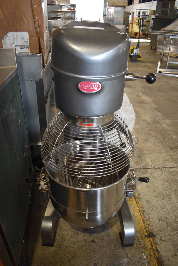 BRAND NEW SCRATCH AND DENT! Avantco MX40 Metal Commercial Floor Style 40 Quart Planetary Dough Mixer w/ Stainless Steel Mixing Bowl, Bowl Guard, Dough Hook, Whisk and Paddle Attachments. 240 Volts, 1 Phase. Tested and Working! - Image 9 of 10