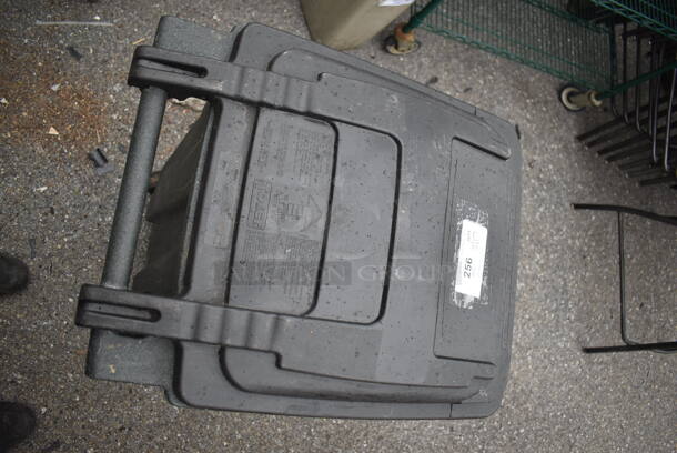 Toter Green and Black Poly Trash Can. 19x24x37 - Image 6 of 6