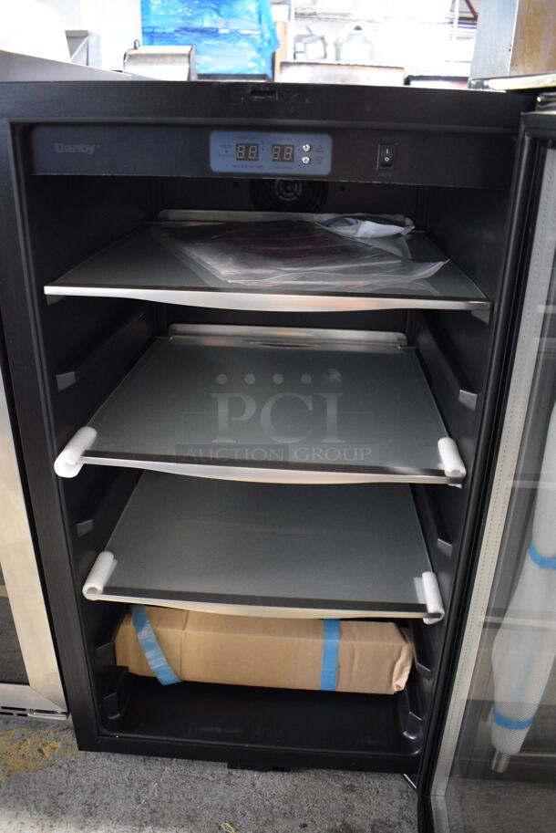 BRAND NEW SCRATCH AND DENT! Danby DBC039A1BDB Stainless Steel Mini Cooler Merchandiser. 115 Volts, 1 Phase. 19.5x24x33.5. Tested and Working! - Image 5 of 6