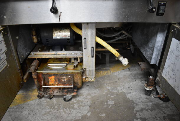 2016 Henny Penny EEG-243 FFFX ST Evolution Elite ENERGY STAR Stainless Steel Commercial Natural Gas Powered 3 Bay Deep Fat Fryer w/ 3 Lids on Commercial Casters. 225,000 BTU. 47x32x46.5 - Image 9 of 11