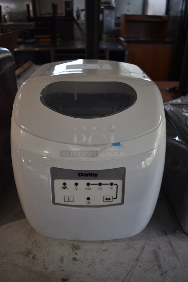 BRAND NEW SCRATCH AND DENT! Danby DIM2500WDB Metal Countertop Ice Maker. 110-120 Volts, 1 Phase. 12x13.5x13. Tested and Working!