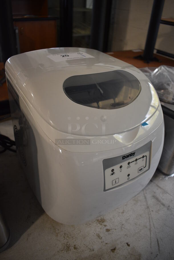 BRAND NEW SCRATCH AND DENT! Danby DIM2500WDB Metal Countertop Ice Maker. 110-120 Volts, 1 Phase. 12x13.5x13. Tested and Working! - Image 2 of 8
