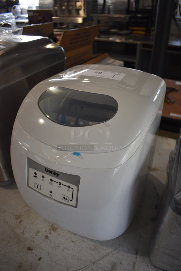 BRAND NEW SCRATCH AND DENT! Danby DIM2500WDB Metal Countertop Ice Maker. 110-120 Volts, 1 Phase. 12x13.5x13. Tested and Working! - Image 3 of 8