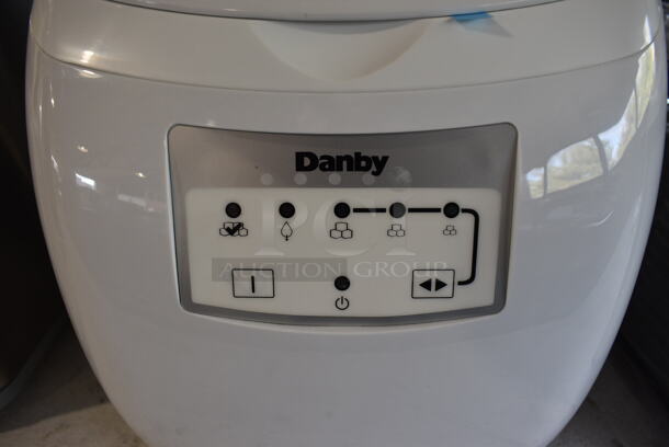 BRAND NEW SCRATCH AND DENT! Danby DIM2500WDB Metal Countertop Ice Maker. 110-120 Volts, 1 Phase. 12x13.5x13. Tested and Working! - Image 6 of 8