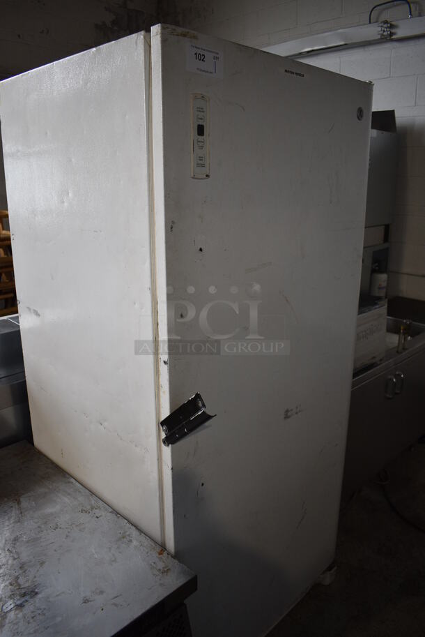 General Electric FUF 21SVFRWW Metal Single Door Reach In Freezer. 115 Volts, 1 Phase. 32x29x70.5. Tested and Powers On But Temps at 28 Degrees - Image 2 of 6