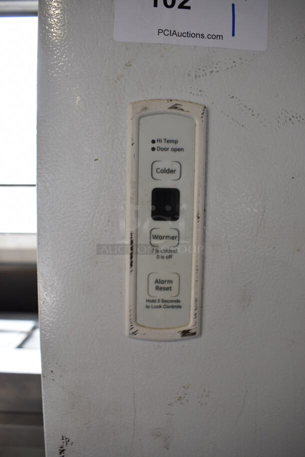 General Electric FUF 21SVFRWW Metal Single Door Reach In Freezer. 115 Volts, 1 Phase. 32x29x70.5. Tested and Powers On But Temps at 28 Degrees - Image 3 of 6