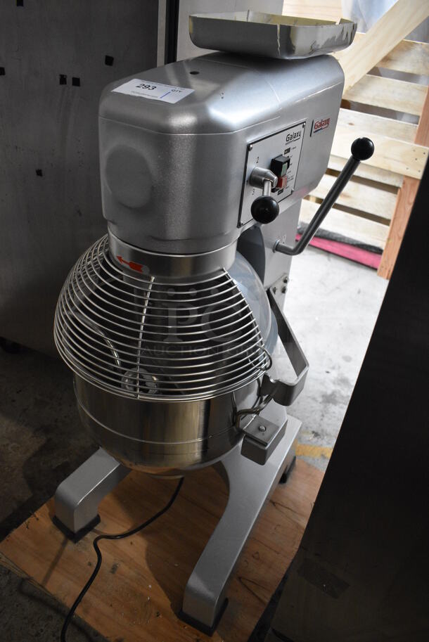 BRAND NEW SCRATCH AND DENT! Galaxy 177GMIX30 Metal Commercial Floor Style 30 Quart Planetary Dough Mixer w/ Stainless Steel Mixing Bowl, Bowl Guard, Dough Hook and Paddle Attachments. Unit Has Broken Backside Panel and Fan. 110 Volts, 1 Phase. 23x27x45. Tested and Working!