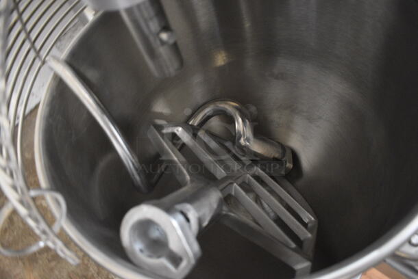 BRAND NEW SCRATCH AND DENT! Galaxy 177GMIX30 Metal Commercial Floor Style 30 Quart Planetary Dough Mixer w/ Stainless Steel Mixing Bowl, Bowl Guard, Dough Hook and Paddle Attachments. Unit Has Broken Backside Panel and Fan. 110 Volts, 1 Phase. 23x27x45. Tested and Working! - Image 4 of 8