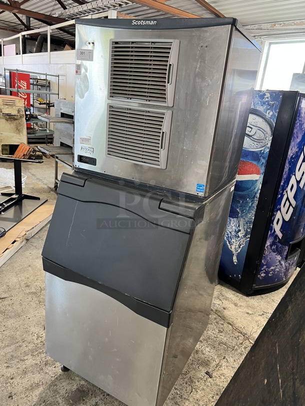 Scotsman C0830SA-32D Stainless Steel Commercial Ice Machine Head on Scotsman B530S Stainless Steel Commercial Ice Machine Bin. 208/230 Volts, 1 Phase. 31x34x79 - Image 2 of 7