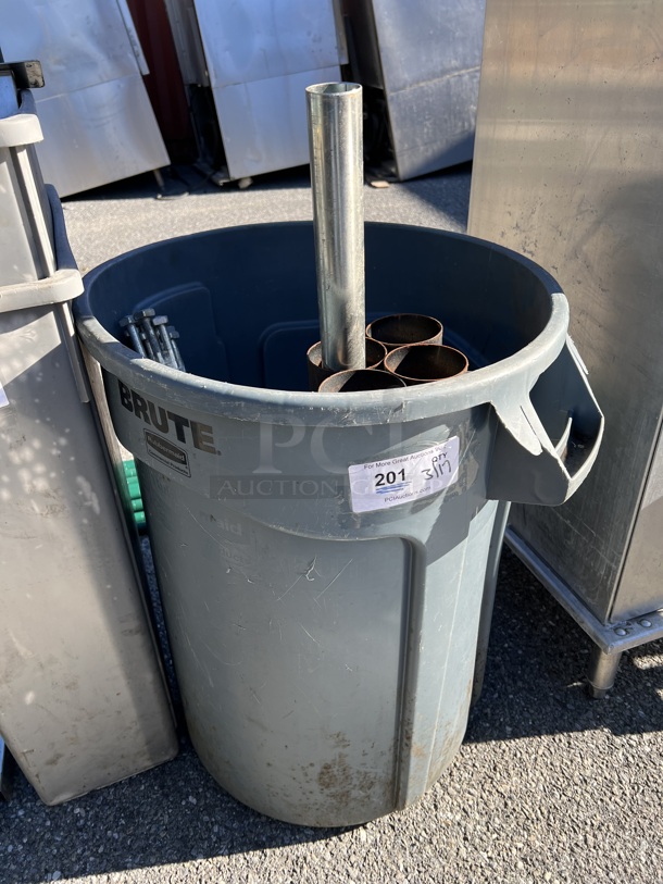 Rubbermaid Brute Gray Poly Trash Can w/ Contents. 26x22.5x28 - Image 1 of 7