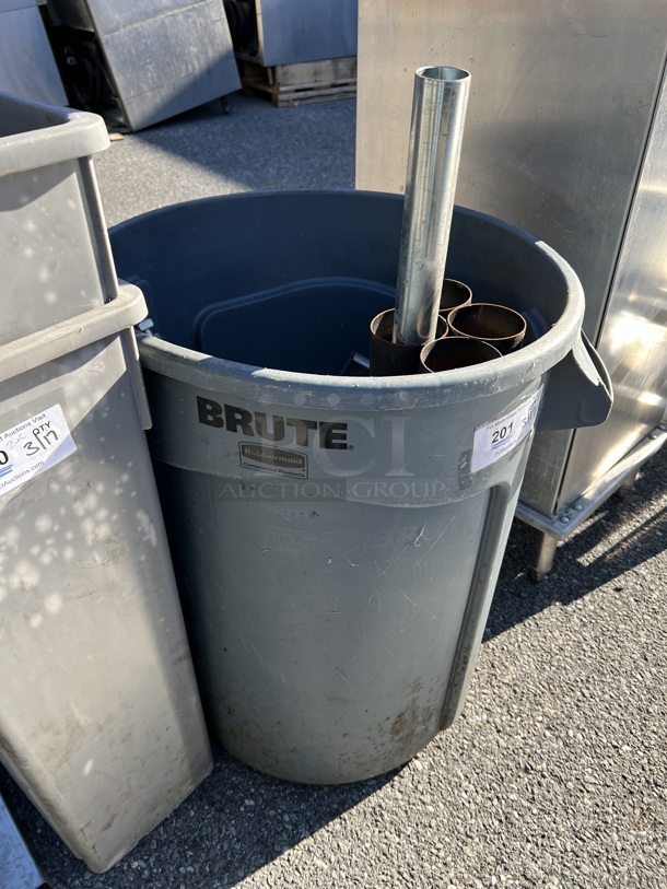 Rubbermaid Brute Gray Poly Trash Can w/ Contents. 26x22.5x28 - Image 5 of 7