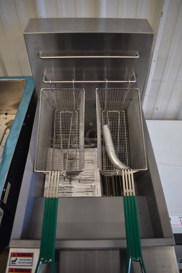 LIKE NEW! 2022 Avantco 177EF40E Stainless Steel Commercial Floor Style Electric Powered Deep Fat Fryer w/ 2 Metal Fry Baskets. 240 Volts, 3 Phase. Unit Has Only Been Used a Few Times! 15.5x29x45. Tested and Working! - Image 5 of 9