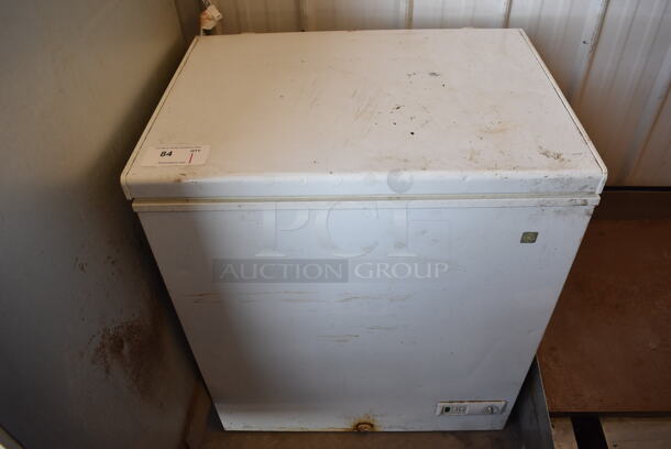General Electric FCM5SUCWW Metal Chest Freezer. 115 Volts, 1 Phase. 29x23x33. Tested and Powers On But Does Not Get Cold