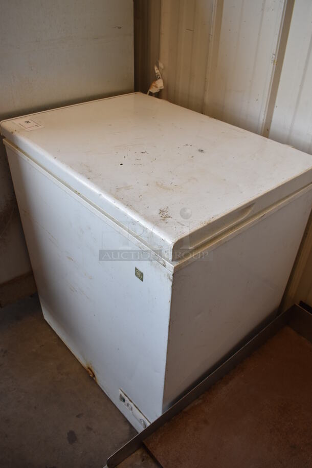 General Electric FCM5SUCWW Metal Chest Freezer. 115 Volts, 1 Phase. 29x23x33. Tested and Powers On But Does Not Get Cold - Image 2 of 6