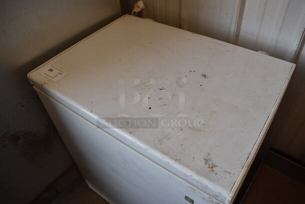 General Electric FCM5SUCWW Metal Chest Freezer. 115 Volts, 1 Phase. 29x23x33. Tested and Powers On But Does Not Get Cold - Image 3 of 6