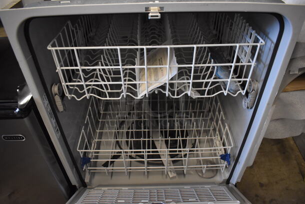 BRAND NEW SCRATCH AND DENT! Whirlpool WDF520PADM0 Stainless Steel Undercounter Dishwasher. 24x25x34. Tested and Working! - Image 5 of 7