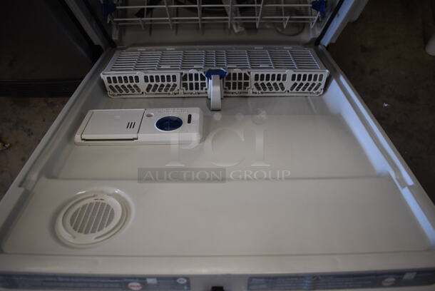 BRAND NEW SCRATCH AND DENT! Whirlpool WDF520PADM0 Stainless Steel Undercounter Dishwasher. 24x25x34. Tested and Working! - Image 6 of 7