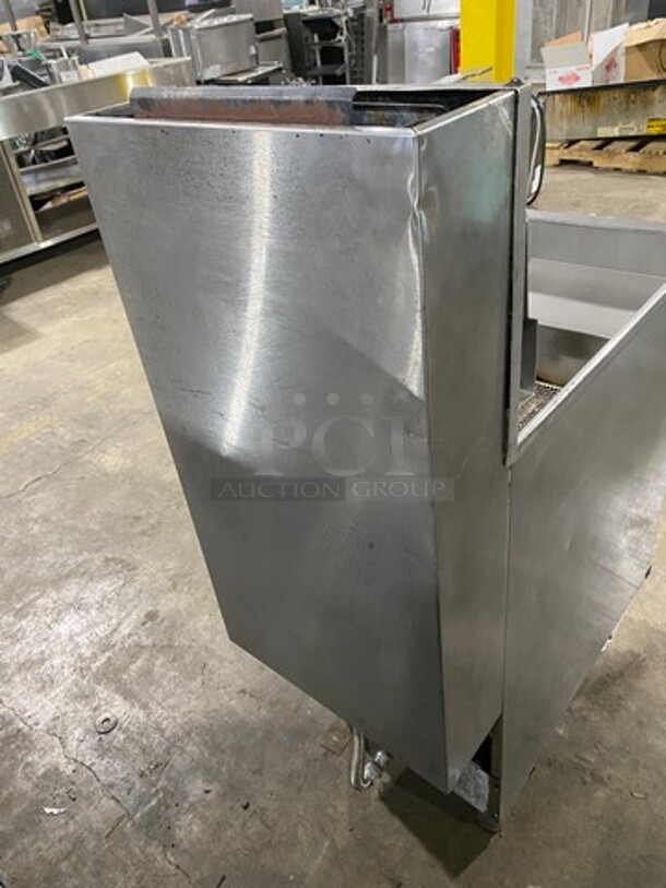 Pitco Frialator Commercial Natural Gas Powered Deep Fat Fryer! All Stainless Steel! On Legs! Model: 40CSS SN: G05AB050486 - Image 4 of 8