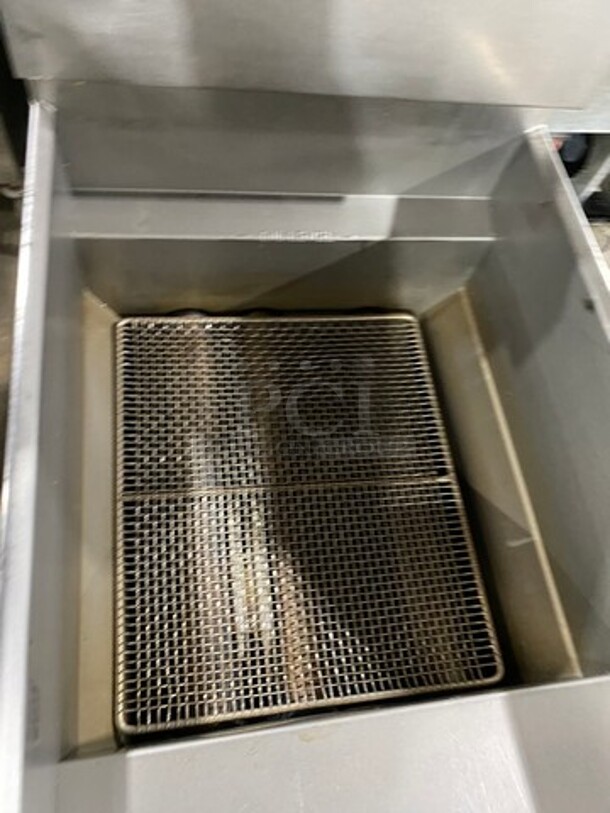 Pitco Frialator Commercial Natural Gas Powered Deep Fat Fryer! All Stainless Steel! On Legs! Model: 40CSS SN: G05AB050486 - Image 5 of 8