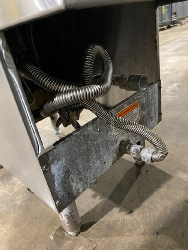 Pitco Frialator Commercial Natural Gas Powered Deep Fat Fryer! All Stainless Steel! On Legs! Model: 40CSS SN: G05AB050486 - Image 8 of 8