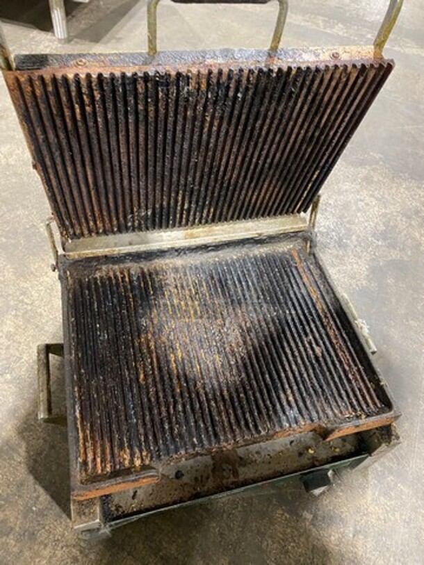 Waring Commercial Countertop Panini/Sandwich Supremo Grill! All Stainless Steel! Press With Ribbed Surface! Model: WPG250 120V - Image 5 of 7